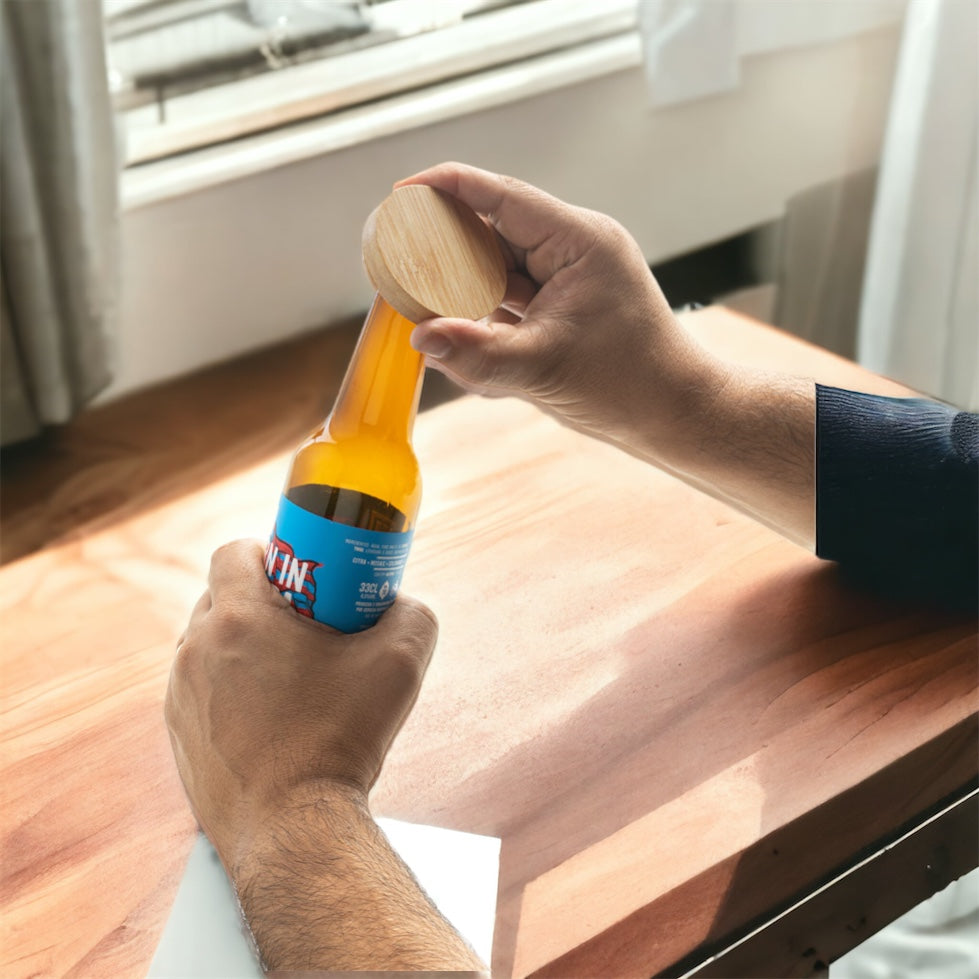 Posavasos de bambú con abrebotellas