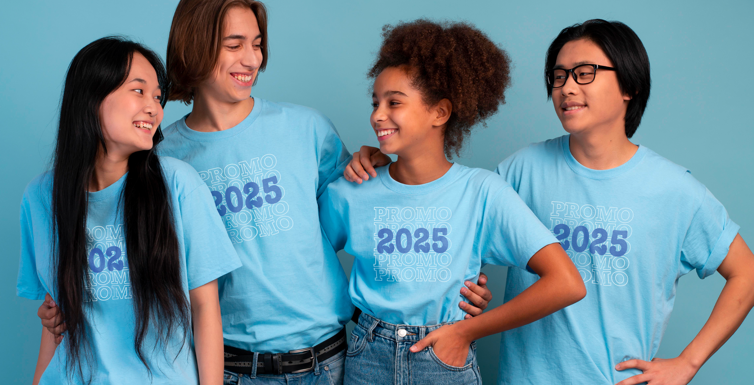 un grupo de cuatro adolescentes con una camiseta estampada personalizada con el texto promo 2025