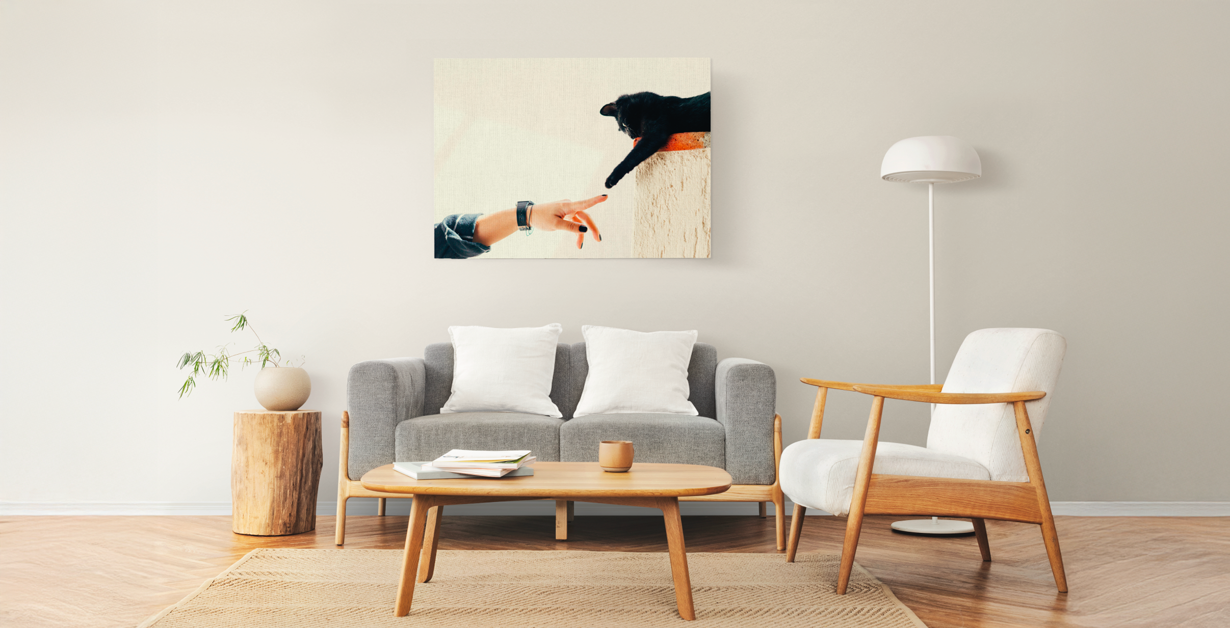living room iluminado, lienzo en la pared con la imagen de un gato negro y la mano de la dueña imitando La Creación de Adán de Miguel Ángel